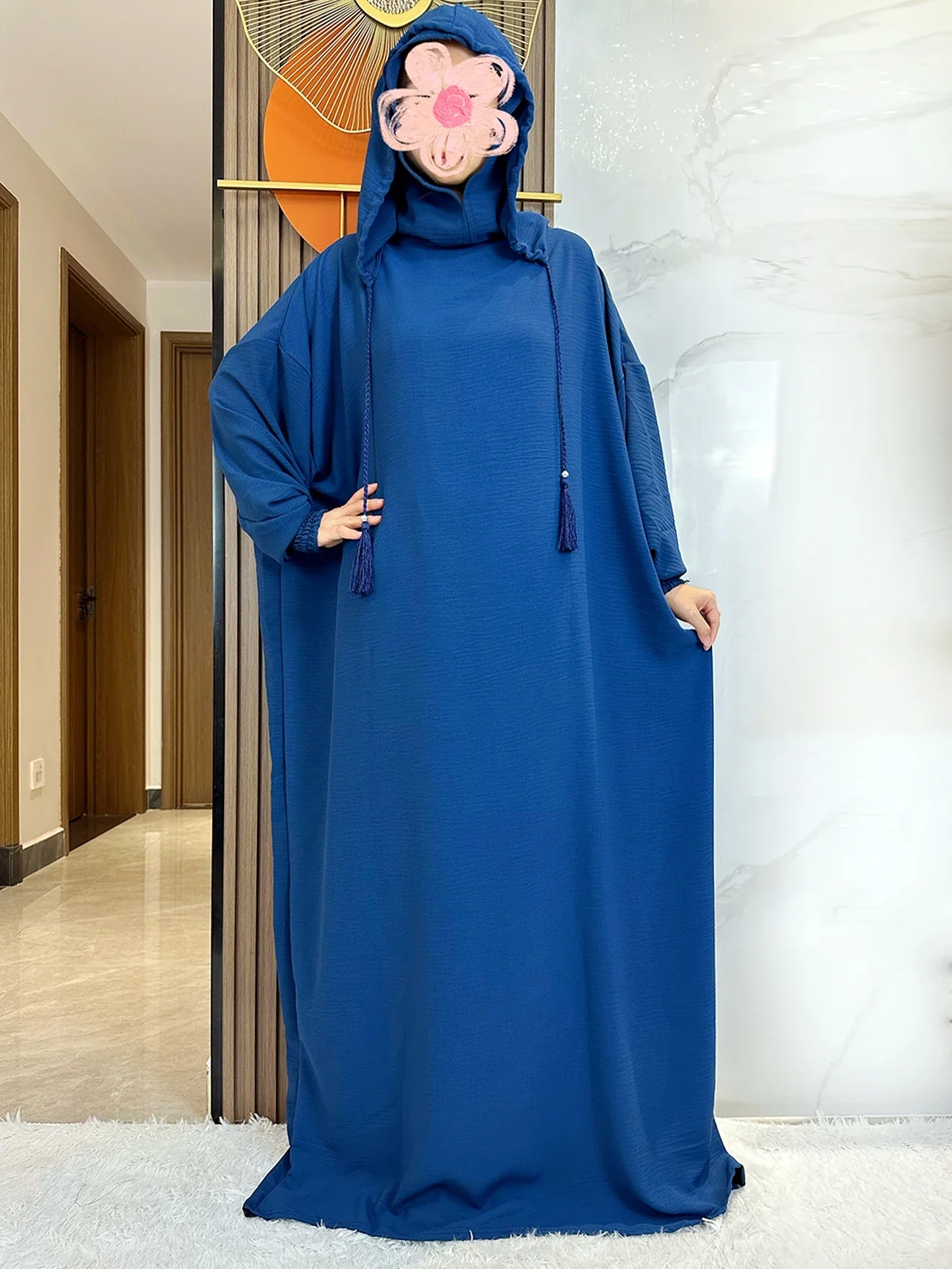 Abaya monochrome décontractée à capuche - image de produit 0
